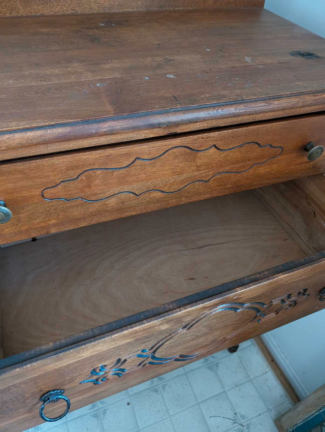 Plain Antique Dresser | dans Commodes et armoires  à Ouest de l’Île - Image 2