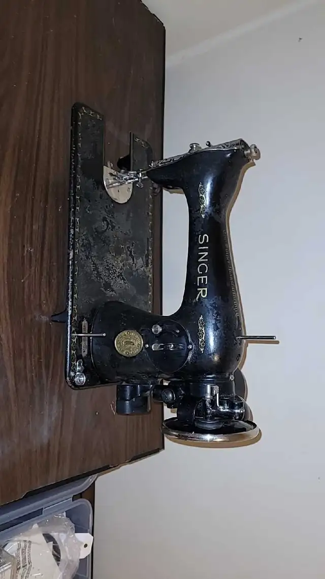 Vintage Singer Sewing Machine with Accessories in Hobbies & Crafts in Edmonton - Image 3
