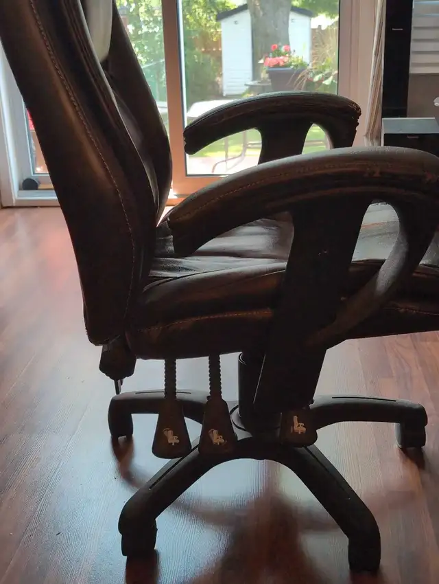 Black office chair in Chairs & Recliners in Kingston - Image 5