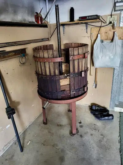 Vintage Wine Press $350 Please contact Lise at 514-366-3502 for more information! PICKUP & CASH ONLY...