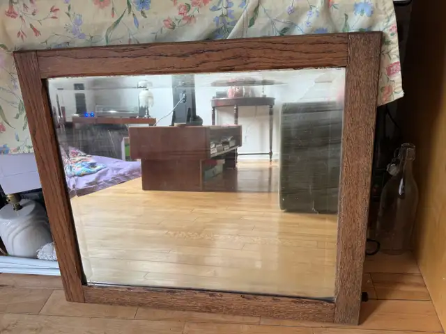 Vintage mirror with wood frame in Home Décor & Accents in City of Toronto - Image 3