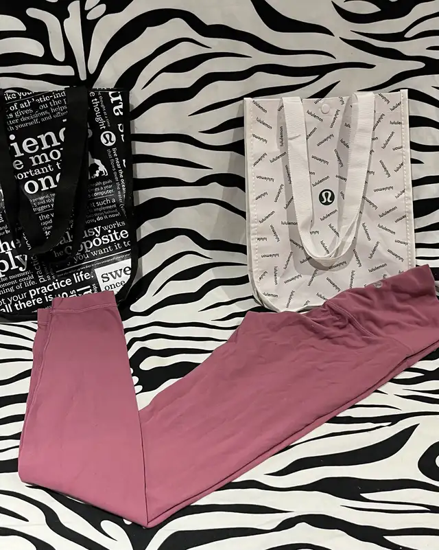 Lululemon Pants/ Leggings in Women's - Bottoms in City of Toronto - Image 6