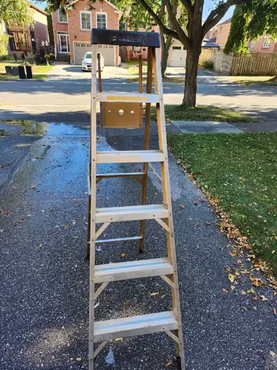 This is a used 5 foot aluminum ladder that's ready to help you reach new heights! Perfect for househ...