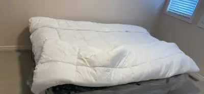 White Down Alternative Comforter Queen Size excellent condition , View more