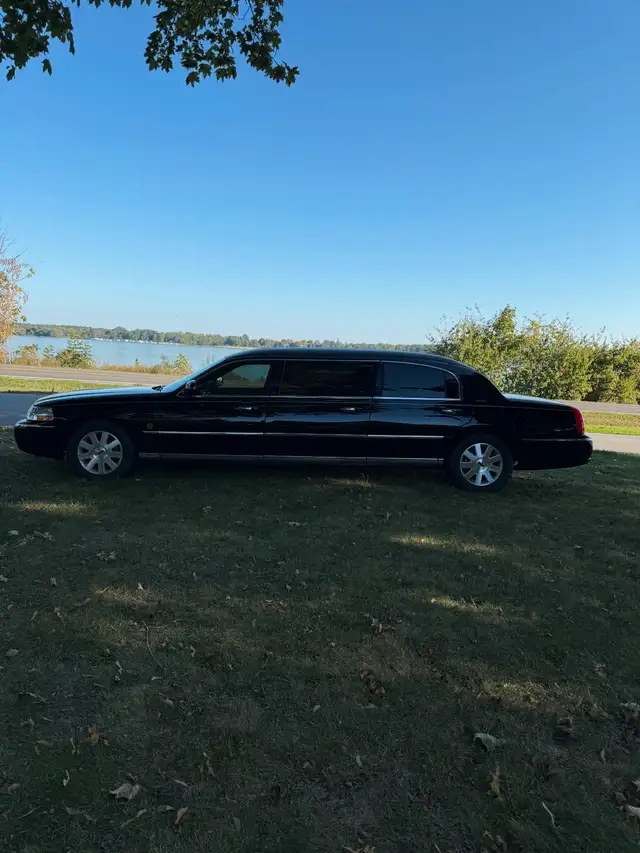 2004 Lincoln Town Car Executive Limousine by Federal63749390192003120