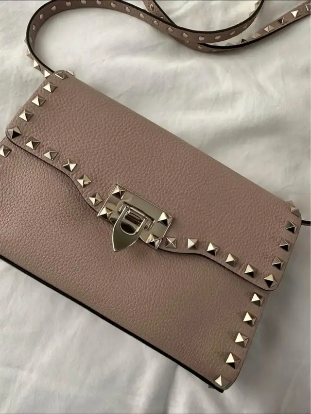AUTHENTIC VALENTINO ROCKSTUD CROSSBODY BAG in Women's - Bags & Wallets in Mississauga / Peel Region - Image 3
