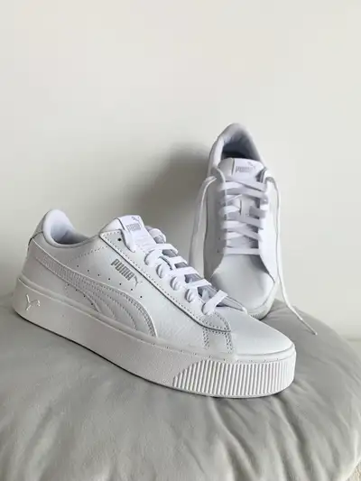 Pick-up. Cash. No holds, first come first serve. Selling a BRAND NEW pair of Puma white sneakers.The...