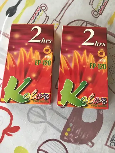 2 cassettes VHS neuves, View more