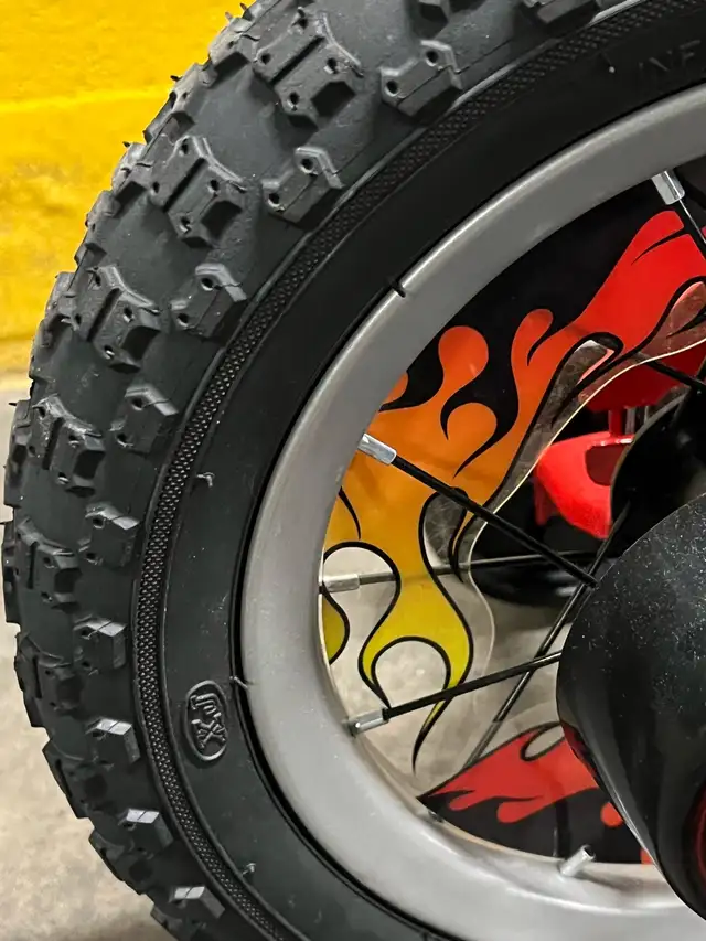 Velo Huffy  Lightning McQueen de 12 pouces in Kids in City of Montréal - Image 9