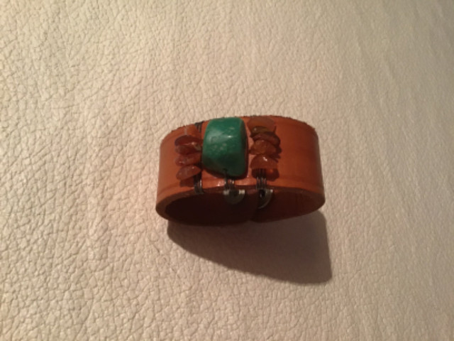 Bracelet en cuir véritable et pierres véritables,neuf dans Bijoux et montres  à Ville de Montréal