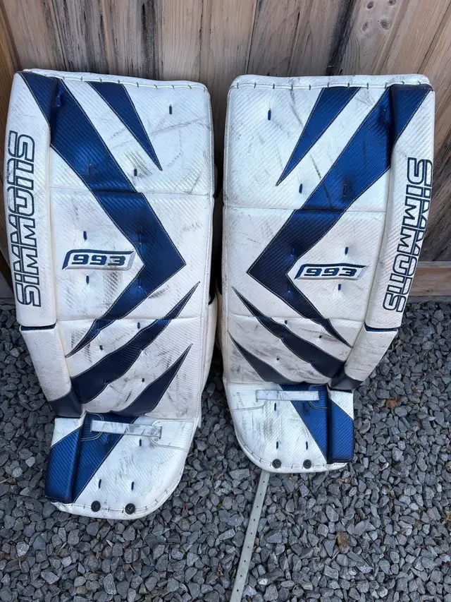 Hockey Goalie equipment full set- pads+ more - REDUCED TO SELL in Hockey in City of Toronto - Image 3