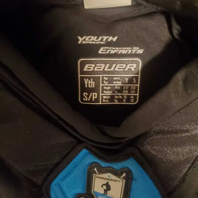 New Youth Size Small  BAUER Hockey Equipment in Hockey in Barrie - Image 4