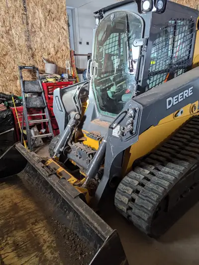 2023 skid steer very low hours