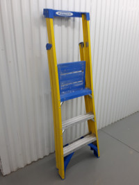 Fiberglass step ladder 4 ft.