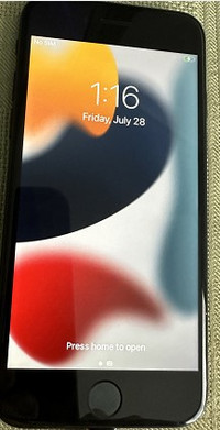 Like New Unlocked 32gb iPhone 7 (100% battery health!)