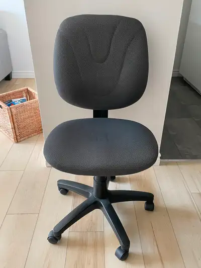 Chaise de bureau ajustable en hauteur. En bon état, voir les photos.