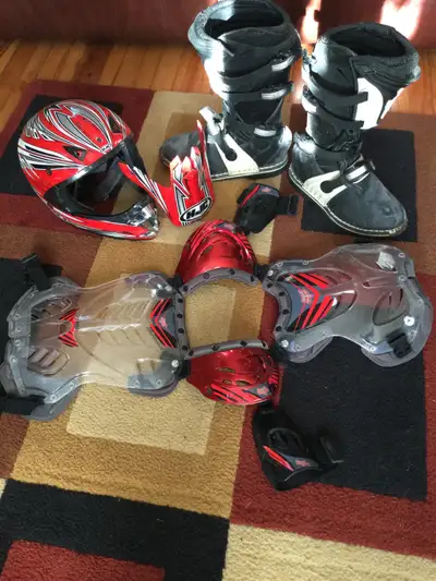 Accessoires pour débutant de motocross. Pour adolescent, acheté neuf et ayant peu servis. Plastron 7...