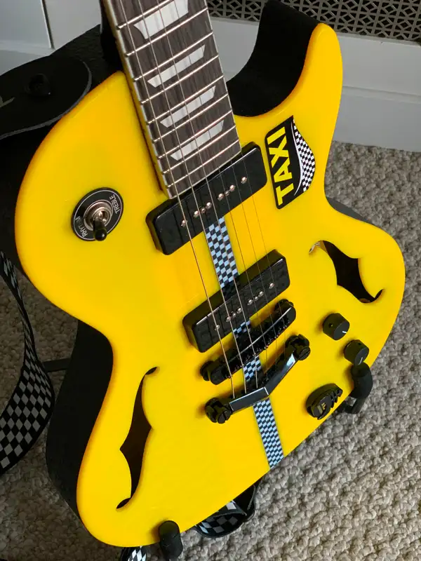 Semi -hollow Parlour sized Electric Guitar in Guitars in Calgary - Image 4