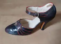 Nostalgia miniature shoe figurine
