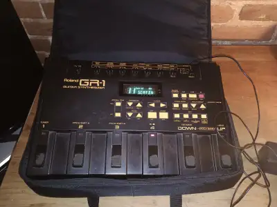 Roland GR-1 Guitar Synthesizer w/ power chord and case, View more