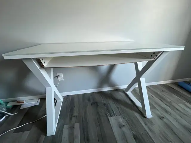 Glass desk in Desks in Sarnia - Image 3