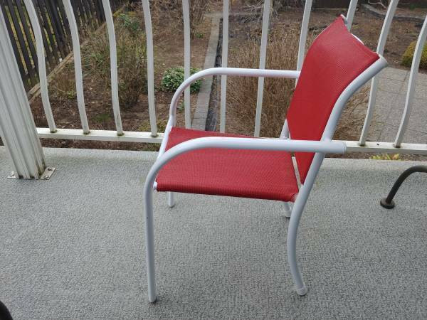 Kids Outdoor Chair - Very Good Condition in Chairs & Recliners in Burnaby/New Westminster - Image 4