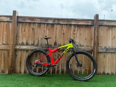 2023 Trek Supercaliber 9.8 XT XL, View more