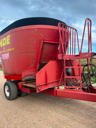 NDE model 701 vertical tmr mixer, approx 700 cf capacity, working digital scale, small 1000 pto, unl...