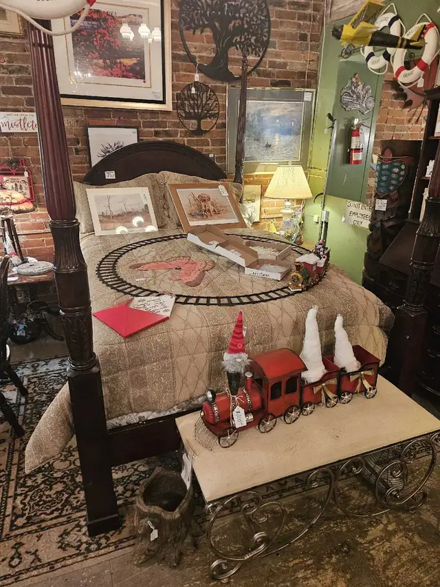 Beautiful Queen size Bombay poster bed in Beds & Mattresses in Kingston - Image 3