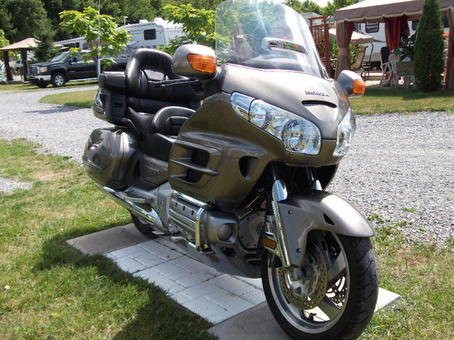 Moto Honda Goldwing GL1800 2008 dans Utilitaires et de promenade  à Ville de Montréal - Image 2