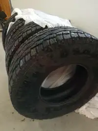 4 pneus de VUS/camion  pratiquement neuf !