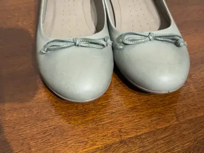 Ecco leather ballerina flats/ ballerines en cuir., View more