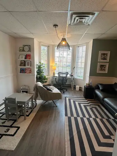 Perfect space for therapy, physiotherapy, tattoo artist, small group educators, lash/makeup artists....
