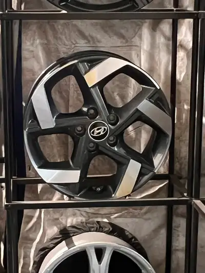 used less than 1000 km, Set of four mint condition Factory Original OEM Hyundai Venue aluminum rims...