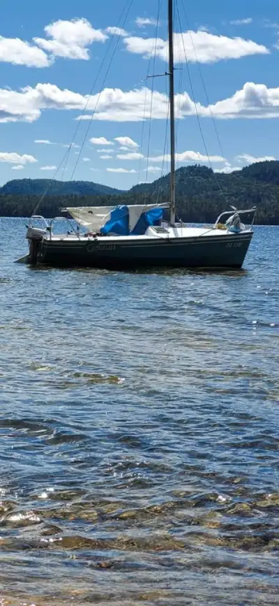 Voilier Figaro a quille relevable ,moteur 3.5 hp et remorque le tout fonctionnel