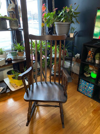 Chaise berçante en bois / Wood rocking chair 