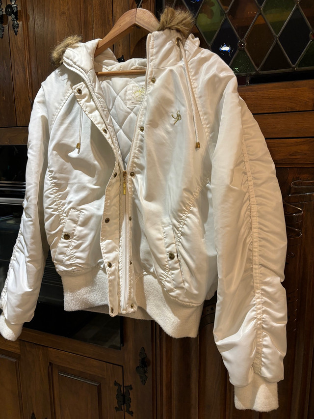 Woman’s White Puffer Jacket with Hood dans Femmes - Hauts et vêtements d'extérieur  à Ville de Montréal - Image 2