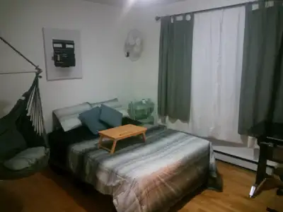 Chambre meublée et confortable à louer dans un 5 ½ au rez-de-chaussée, situé à Laval-des-Rapides, su...