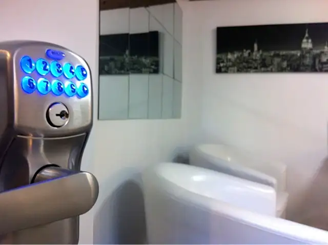 Voir 2 1/2 ENTIÈREMENT MEUBLÉ ET ÉQUIPÉ À LOUER