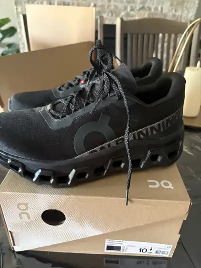 OC running shoes, View more
