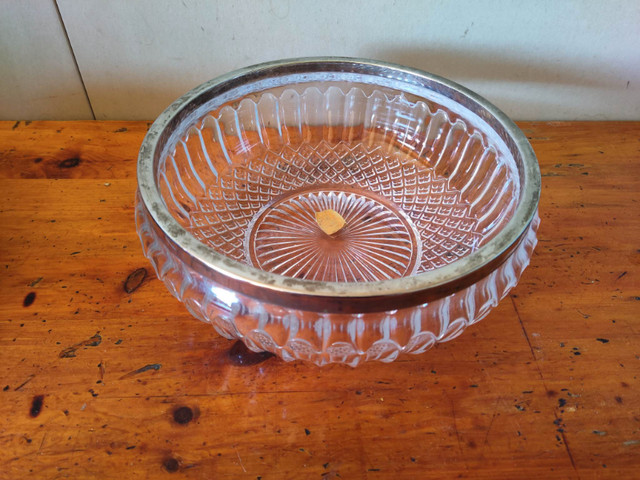 2 Crystal Bowls / Good Condition / Lindsay / $20 in Kitchen & Dining Wares in Kawartha Lakes - Image 2