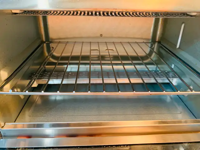 Black & Decker Toaster Oven in Toasters & Toaster Ovens in Vancouver - Image 4