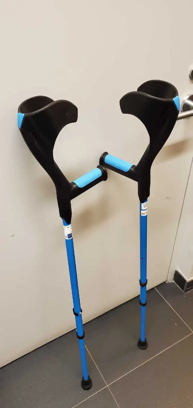 ✅️2X HMS Vilgo Crutches Non-slip forearm (Mint Condition) in Health & Special Needs in City of Toronto - Image 5