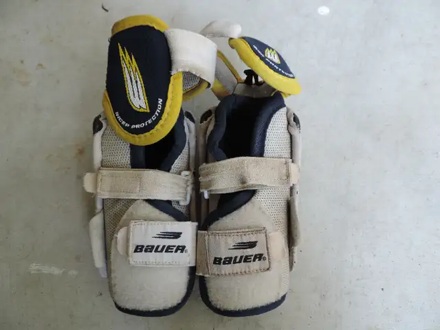 Youth Elbow Pads Large in Hockey in Winnipeg - Image 3