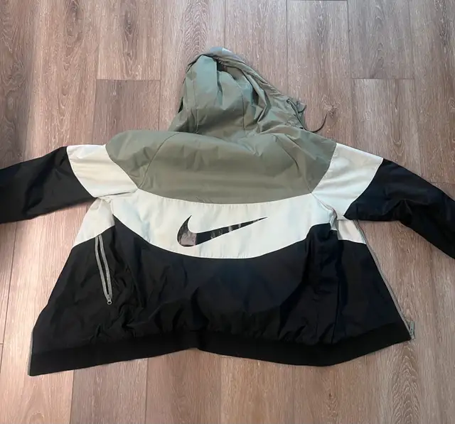 Nike Jacket in Men's in City of Halifax - Image 3