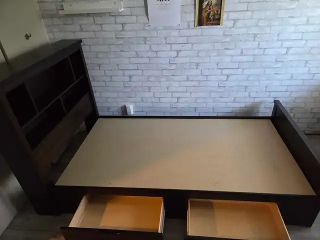 Lit simple en bois in Beds & Mattresses in Laval / North Shore - Image 4
