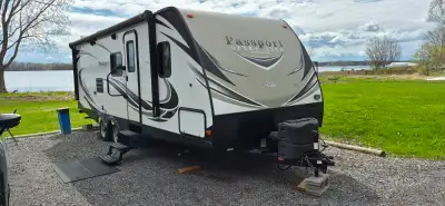 La roulotte Keystone Passport Ultra Lite Grand Touring 2017 est une caravane légère conçue pour le c...
