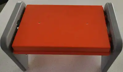 Pour réchauffer les jeunes poussins, trois niveaux de hauteur pour l'évolution de l'animal, d'une va...