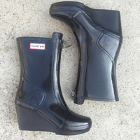 Hunter   Miles Gloss Wedge Boots   ⎮Womens 8 US
