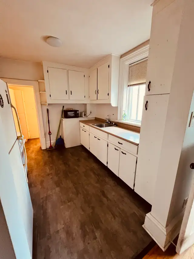 2-Bedroom Upper-Level Apartment for Rent – Downtown